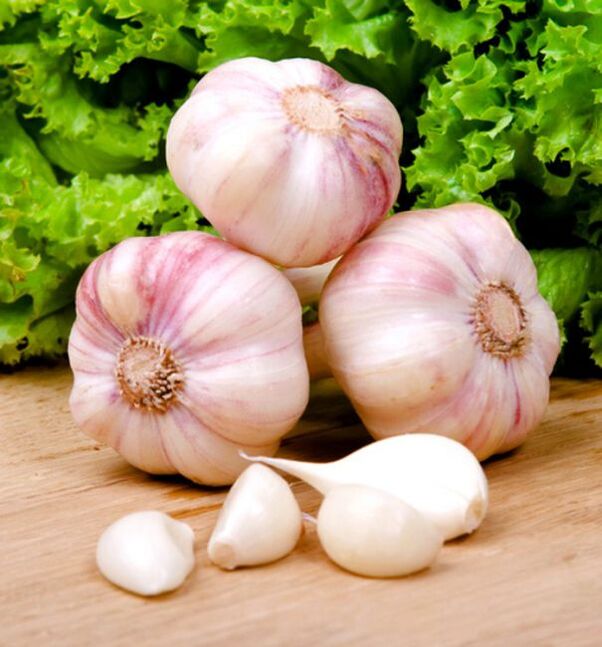 Garlic is effective in the fight against toenail fungus